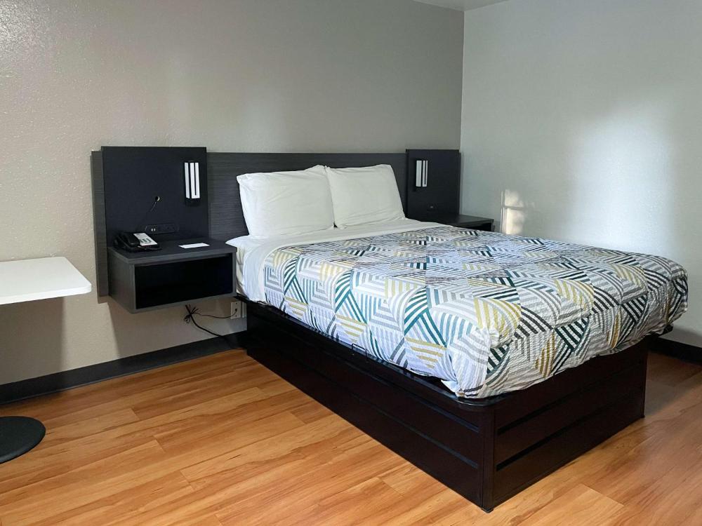 Deluxe King Room - Non-Smoking interior